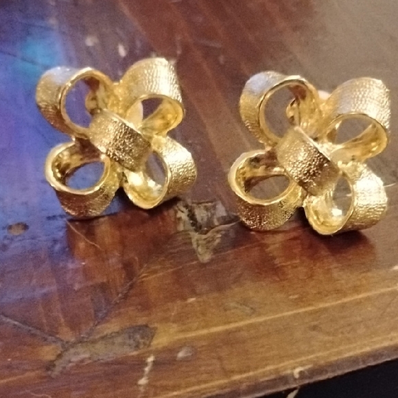 Elegant Gold Knot Earrings Thick Clip On Vintage - Picture 5 of 5